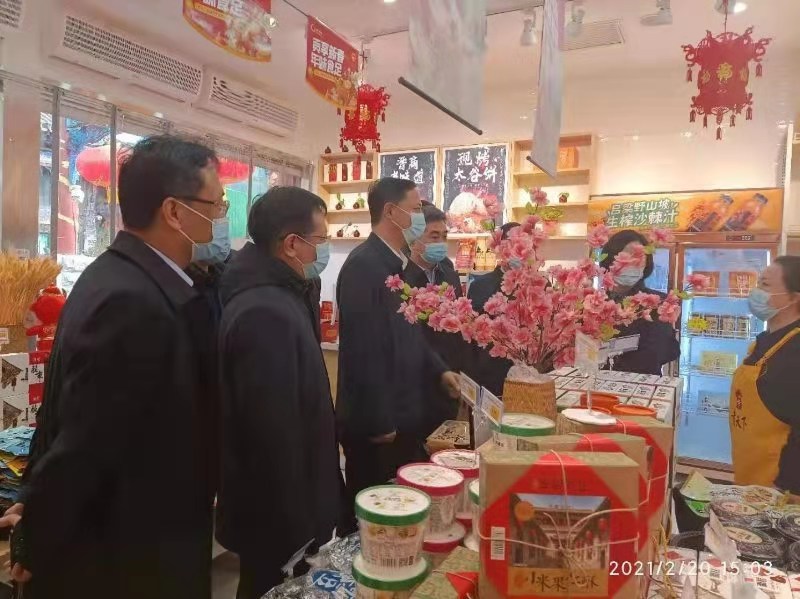 卢东亮副省长赴省级步行街试点钟楼街改造现场和省级特色商业街食品街调研(图1)
